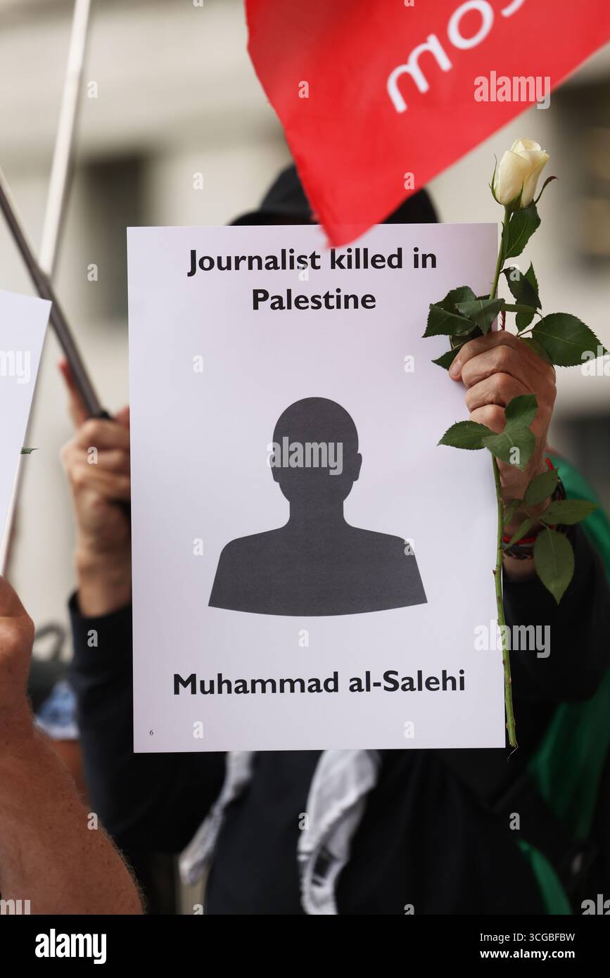 London, UK, 27. August 2025. NUJ-Beamte überreichten einen Brief an die Downing St 10 mit Fragen und Forderungen an Premierminister Keir Starmer, gefolgt von einer Zeremonie vor der Downing St, in der Journalisten aus Gaza für ihre mutige Berichterstattung in Palästina während des Krieges mit Israel geehrt wurden. Die Namen der bisher getöteten Journalisten wurden von NUJ-Mitgliedern aufgehalten. Kredit : Monica Wells/Alamy Live News Stockfoto London, UK, 27. August 2025. NUJ-Beamte überreichten einen Brief an die Downing St 10 mit Fragen und Forderungen an Premierminister Keir Starmer, gefolgt von einer Zeremonie vor der Downing St, in der Journalisten aus Gaza für ihre mutige Berichterstattung in Palästina während des Krieges mit Israel geehrt wurden. Die Namen der bisher getöteten Journalisten wurden von NUJ-Mitgliedern aufgehalten. Kredit : Monica Wells/Alamy Live News Stockfoto