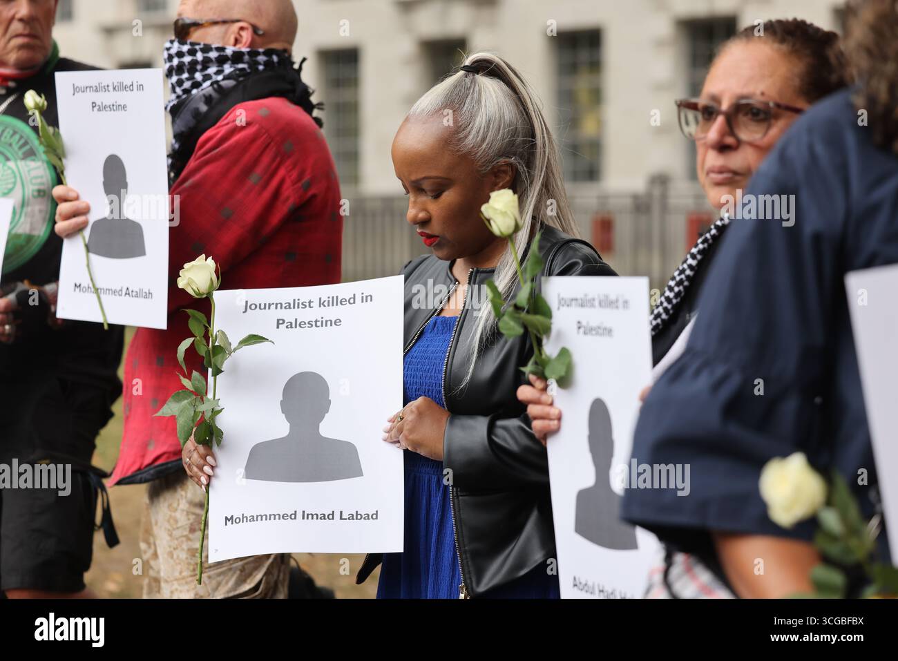 London, UK, 27. August 2025. NUJ-Beamte überreichten einen Brief an die Downing St 10 mit Fragen und Forderungen an Premierminister Keir Starmer, gefolgt von einer Zeremonie vor der Downing St, in der Journalisten aus Gaza für ihre mutige Berichterstattung in Palästina während des Krieges mit Israel geehrt wurden. Die Namen der bisher getöteten Journalisten wurden von NUJ-Mitgliedern aufgehalten. Kredit : Monica Wells/Alamy Live News Stockfoto London, UK, 27. August 2025. NUJ-Beamte überreichten einen Brief an die Downing St 10 mit Fragen und Forderungen an Premierminister Keir Starmer, gefolgt von einer Zeremonie vor der Downing St, in der Journalisten aus Gaza für ihre mutige Berichterstattung in Palästina während des Krieges mit Israel geehrt wurden. Die Namen der bisher getöteten Journalisten wurden von NUJ-Mitgliedern aufgehalten. Kredit : Monica Wells/Alamy Live News Stockfoto