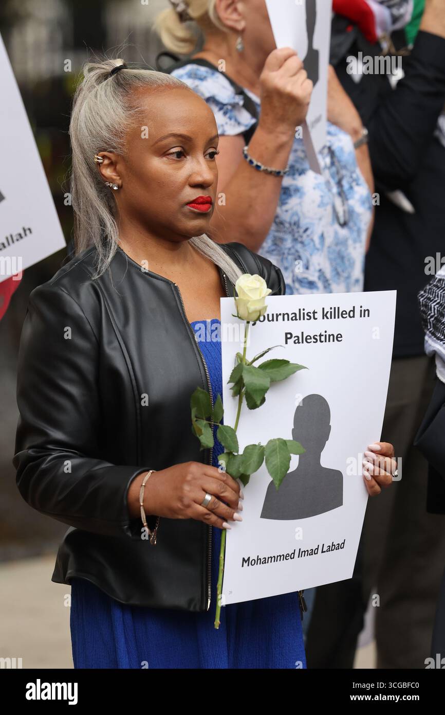 London, UK, 27. August 2025. NUJ-Beamte überreichten einen Brief an die Downing St 10 mit Fragen und Forderungen an Premierminister Keir Starmer, gefolgt von einer Zeremonie vor der Downing St, in der Journalisten aus Gaza für ihre mutige Berichterstattung in Palästina während des Krieges mit Israel geehrt wurden. Die Namen der bisher getöteten Journalisten wurden von NUJ-Mitgliedern aufgehalten. Kredit : Monica Wells/Alamy Live News Stockfoto London, UK, 27. August 2025. NUJ-Beamte überreichten einen Brief an die Downing St 10 mit Fragen und Forderungen an Premierminister Keir Starmer, gefolgt von einer Zeremonie vor der Downing St, in der Journalisten aus Gaza für ihre mutige Berichterstattung in Palästina während des Krieges mit Israel geehrt wurden. Die Namen der bisher getöteten Journalisten wurden von NUJ-Mitgliedern aufgehalten. Kredit : Monica Wells/Alamy Live News Stockfoto