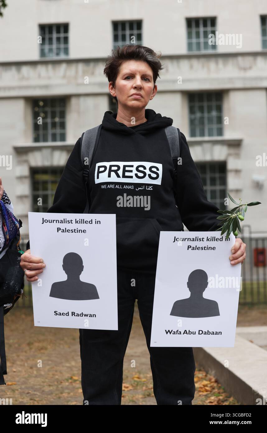 London, UK, 27. August 2025. NUJ-Beamte überreichten einen Brief an die Downing St 10 mit Fragen und Forderungen an Premierminister Keir Starmer, gefolgt von einer Zeremonie vor der Downing St, in der Journalisten aus Gaza für ihre mutige Berichterstattung in Palästina während des Krieges mit Israel geehrt wurden. Die Namen der bisher getöteten Journalisten wurden von NUJ-Mitgliedern aufgehalten. Kredit : Monica Wells/Alamy Live News Stockfoto London, UK, 27. August 2025. NUJ-Beamte überreichten einen Brief an die Downing St 10 mit Fragen und Forderungen an Premierminister Keir Starmer, gefolgt von einer Zeremonie vor der Downing St, in der Journalisten aus Gaza für ihre mutige Berichterstattung in Palästina während des Krieges mit Israel geehrt wurden. Die Namen der bisher getöteten Journalisten wurden von NUJ-Mitgliedern aufgehalten. Kredit : Monica Wells/Alamy Live News Stockfoto