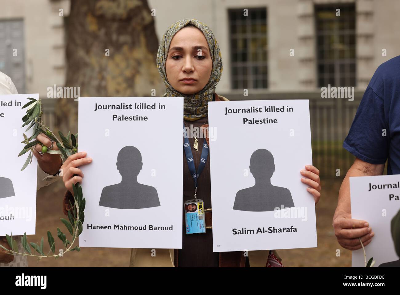 London, UK, 27. August 2025. NUJ-Beamte überreichten einen Brief an die Downing St 10 mit Fragen und Forderungen an Premierminister Keir Starmer, gefolgt von einer Zeremonie vor der Downing St, in der Journalisten aus Gaza für ihre mutige Berichterstattung in Palästina während des Krieges mit Israel geehrt wurden. Die Namen der bisher getöteten Journalisten wurden von NUJ-Mitgliedern aufgehalten. Kredit : Monica Wells/Alamy Live News Stockfoto London, UK, 27. August 2025. NUJ-Beamte überreichten einen Brief an die Downing St 10 mit Fragen und Forderungen an Premierminister Keir Starmer, gefolgt von einer Zeremonie vor der Downing St, in der Journalisten aus Gaza für ihre mutige Berichterstattung in Palästina während des Krieges mit Israel geehrt wurden. Die Namen der bisher getöteten Journalisten wurden von NUJ-Mitgliedern aufgehalten. Kredit : Monica Wells/Alamy Live News Stockfoto