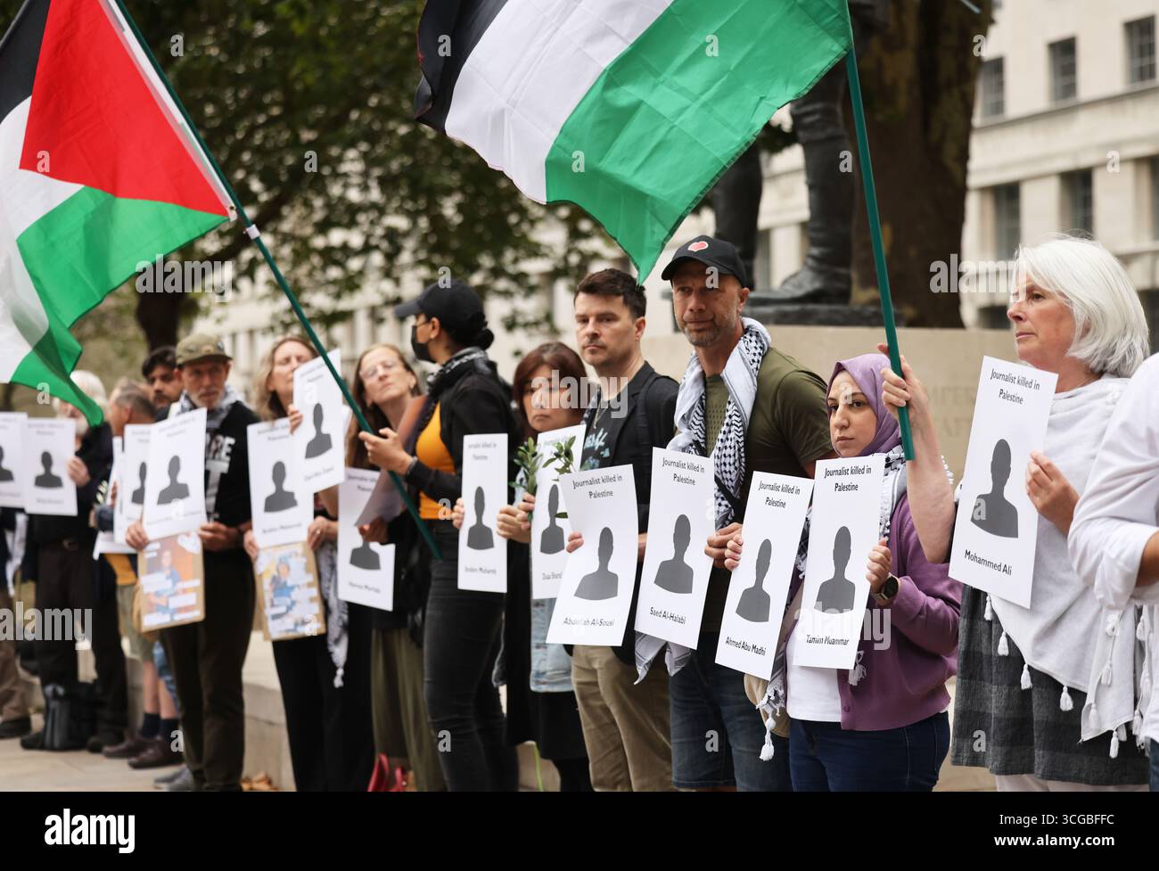 London, UK, 27. August 2025. NUJ-Beamte überreichten einen Brief an die Downing St 10 mit Fragen und Forderungen an Premierminister Keir Starmer, gefolgt von einer Zeremonie vor der Downing St, in der Journalisten aus Gaza für ihre mutige Berichterstattung in Palästina während des Krieges mit Israel geehrt wurden. Die Namen der bisher getöteten Journalisten wurden von NUJ-Mitgliedern aufgehalten. Kredit : Monica Wells/Alamy Live News Stockfoto London, UK, 27. August 2025. NUJ-Beamte überreichten einen Brief an die Downing St 10 mit Fragen und Forderungen an Premierminister Keir Starmer, gefolgt von einer Zeremonie vor der Downing St, in der Journalisten aus Gaza für ihre mutige Berichterstattung in Palästina während des Krieges mit Israel geehrt wurden. Die Namen der bisher getöteten Journalisten wurden von NUJ-Mitgliedern aufgehalten. Kredit : Monica Wells/Alamy Live News Stockfoto