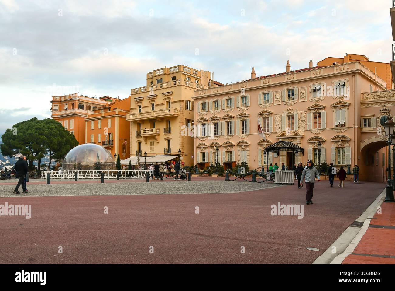 Blick auf den Place du Palais (Palastplatz) mit Weihnachtsdekoration und Wanderungen durch Touristen, im Winter bei Sonnenuntergang, Monaco Ville, Fürstentum Monaco Stockfoto