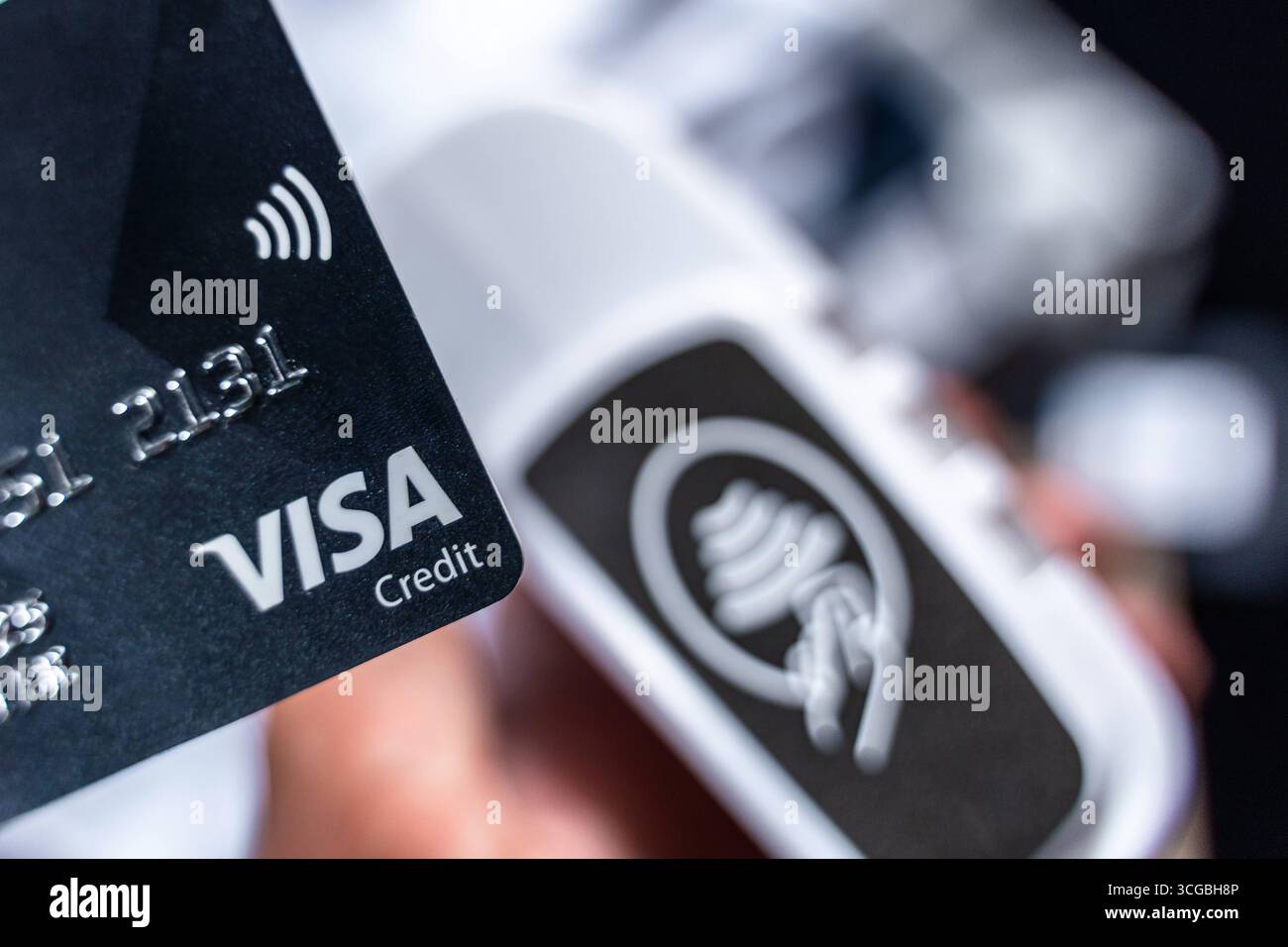 Bayern, Deutschland - 27. August 2025: Kontaktlose Kartenzahlung: Am Terminal wird eine Kreditkarte verwendet. Symbolisches Image für bargeldlose Zahlungen ohne Kontakt oder PIN, sichere Transaktionen und moderne Zahlungsmethoden im Einzelhandel und Alltag. *** Kontaktlos mit Karte bezahlen: Eine Kreditkarte wird am Terminal genutzt. Symbolbild für bargeldlose Zahlung ohne Kontakt und ohne PIN, sichere Transaktionen und moderne Zahlungsmethoden im Handel und Alltag. Stockfoto