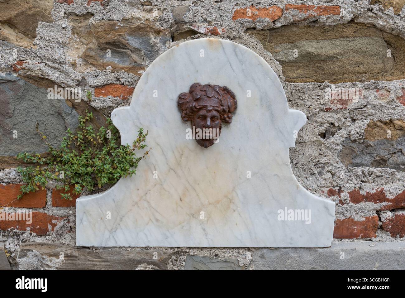 Steintafel mit dekorativem Gesicht - Abtei Rosazzo (Abbazia di Rosazzo), Friaul Julisch Venetien, Italien Stockfoto