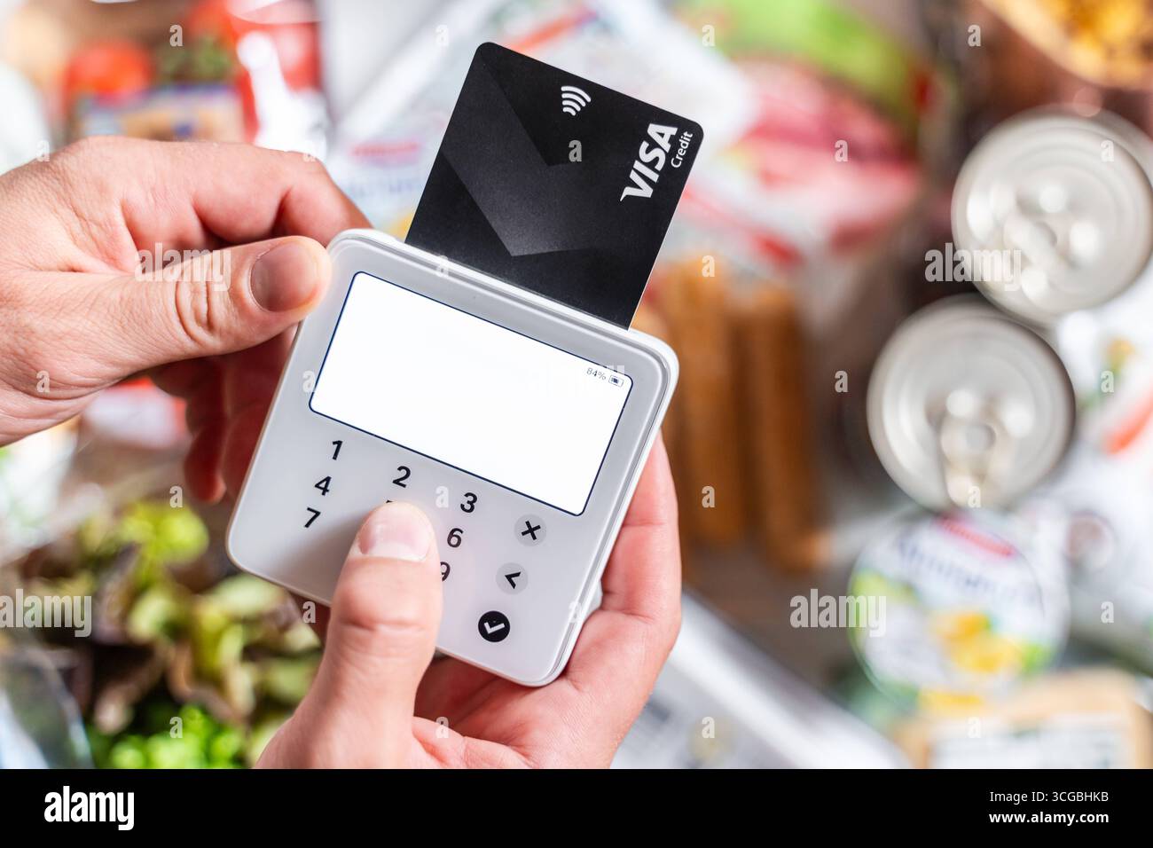 Bayern, Deutschland - 27. August 2025: Ein Kunde bezahlt Lebensmittel in einem Supermarkt mit einer Kreditkarte. Symbolisches Foto für bargeldlose Kartenzahlungen, moderne POS-Systeme und digitale Zahlungen im Einzelhandel. *** Ein Kunde bezahlt Lebensmittel im Supermarkt mit Kreditkarte. Symbolfoto für bargeldlose Kartenzahlung, moderne Kassensysteme und digitales bezahlen im Einzelhandel. Stockfoto