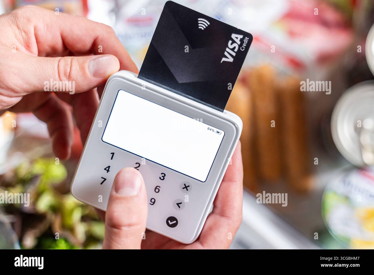 Bayern, Deutschland - 27. August 2025: Ein Kunde bezahlt Lebensmittel in einem Supermarkt mit einer Kreditkarte. Symbolisches Foto für bargeldlose Kartenzahlungen, moderne POS-Systeme und digitale Zahlungen im Einzelhandel. *** Ein Kunde bezahlt Lebensmittel im Supermarkt mit Kreditkarte. Symbolfoto für bargeldlose Kartenzahlung, moderne Kassensysteme und digitales bezahlen im Einzelhandel. Stockfoto