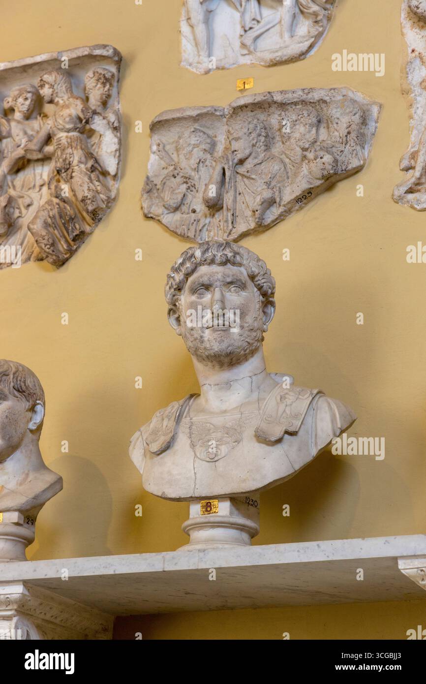 Rom, Italien - 17. August 2019: Antike römische Büste auf einem Regal und Fragmente von Skulpturen im Vatikanischen Museum Stockfoto
