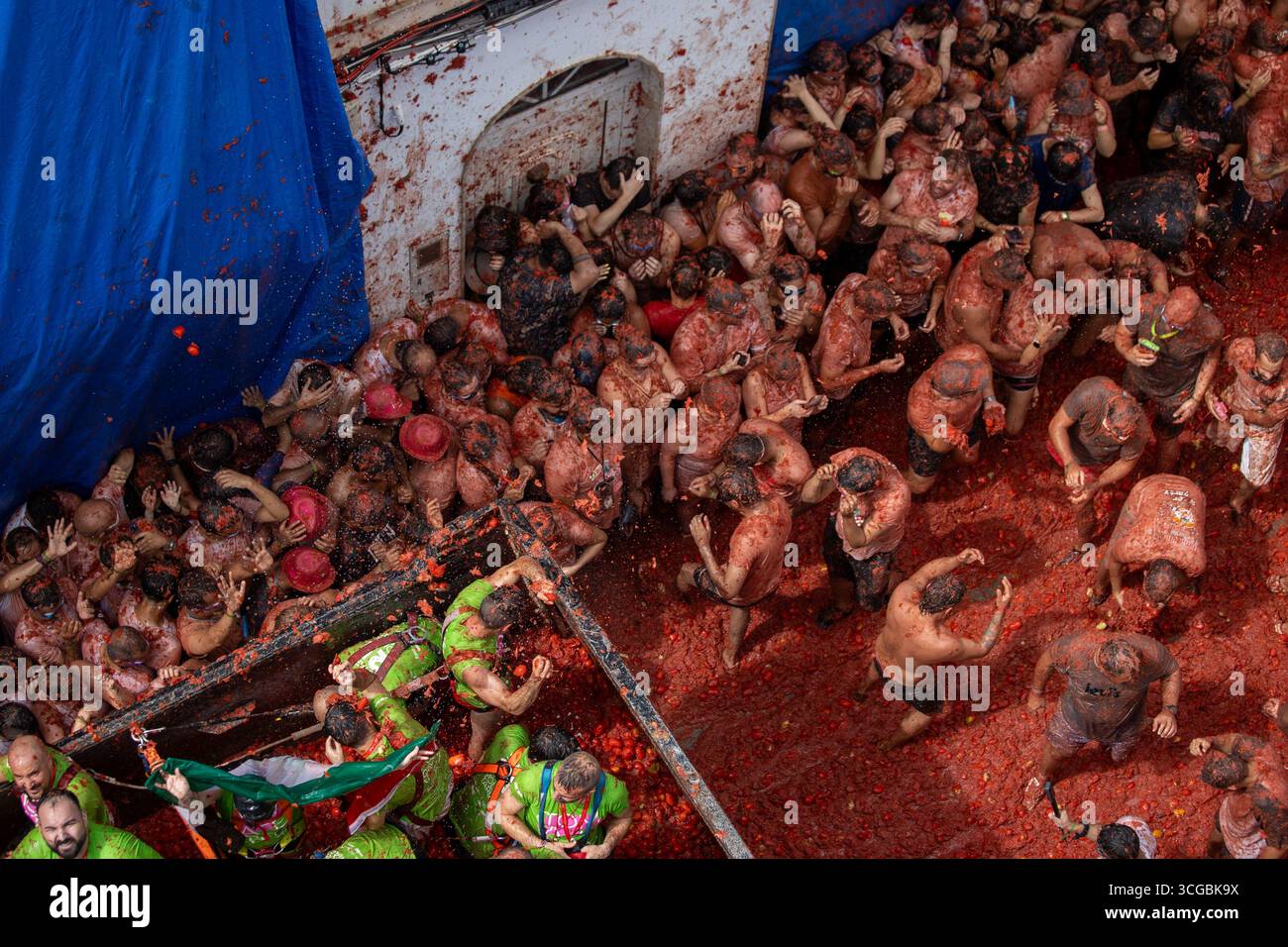 Madrid, Spanien. August 2025. 78. Jährliches Festival „La Tomatina“ in Buñol, Valencia. Die Organisatoren der Veranstaltung haben die Markteinführung von 120 Tonnen Tomaten bestätigt, die in sechs Lkws verteilt werden. Quelle: D. Canales Carvajal/Alamy Live News Stockfoto