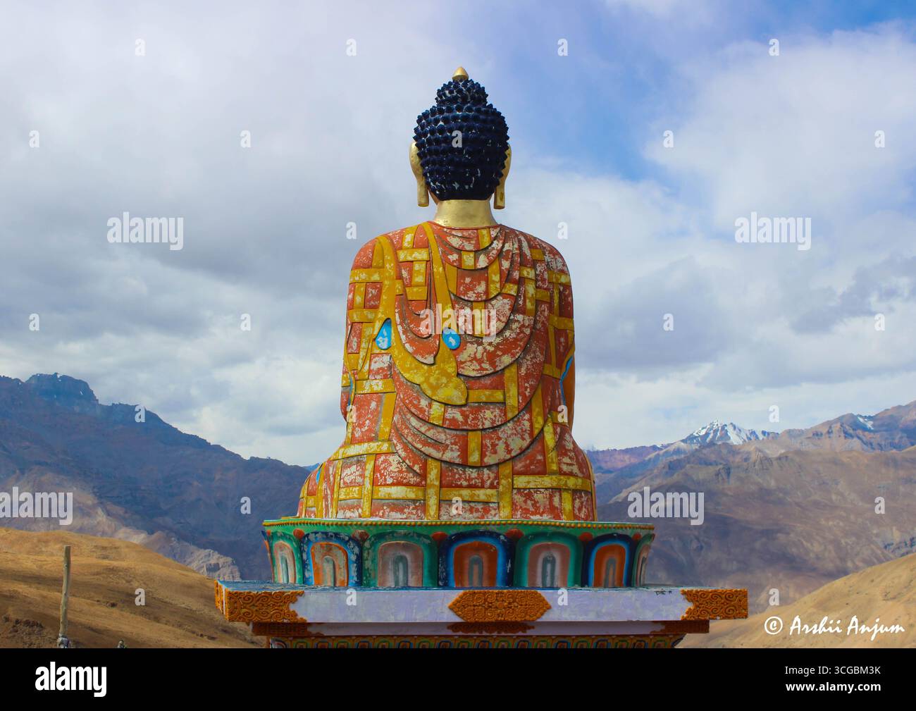 Eine ruhige Buddha-Statue, die Frieden, Meditation und Spiritualität symbolisiert und traditionelle Handwerkskunst und kulturelles Erbe in ganz Asien widerspiegelt. Stockfoto