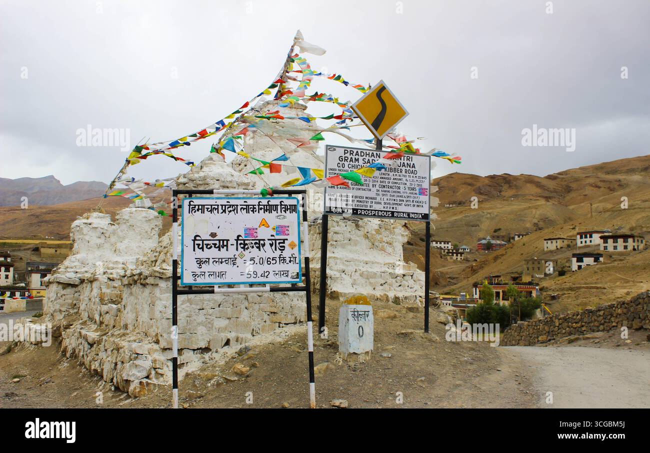 Chicham Village im Spiti Valley, Himachal Pradesh, eine malerische Himalaya-Siedlung mit traditionellen Häusern, zerklüfteten Landschaften und ruhigen Höhen Stockfoto