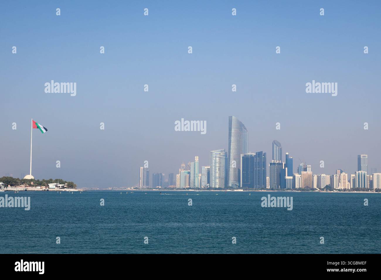 Moderne Skyline von Abu Dhabi mit hohen Türmen, breiten Straßen und Stadtlichtern, die die städtische Schönheit von UAEÕs capitalÕs zum Ausdruck bringen. Stockfoto