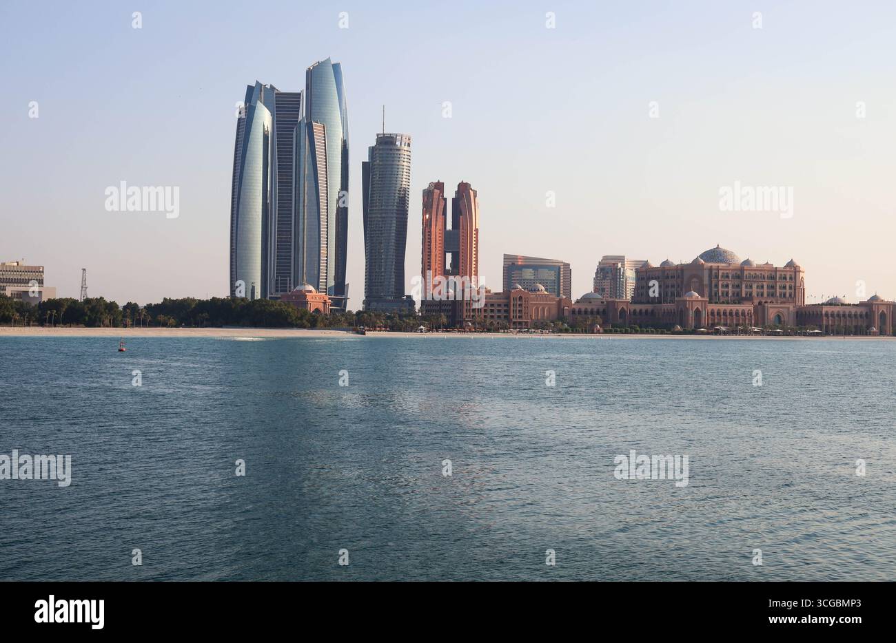 Moderne Skyline von Abu Dhabi mit hohen Türmen, breiten Straßen und Stadtlichtern, die die städtische Schönheit von UAEÕs capitalÕs zum Ausdruck bringen. Stockfoto
