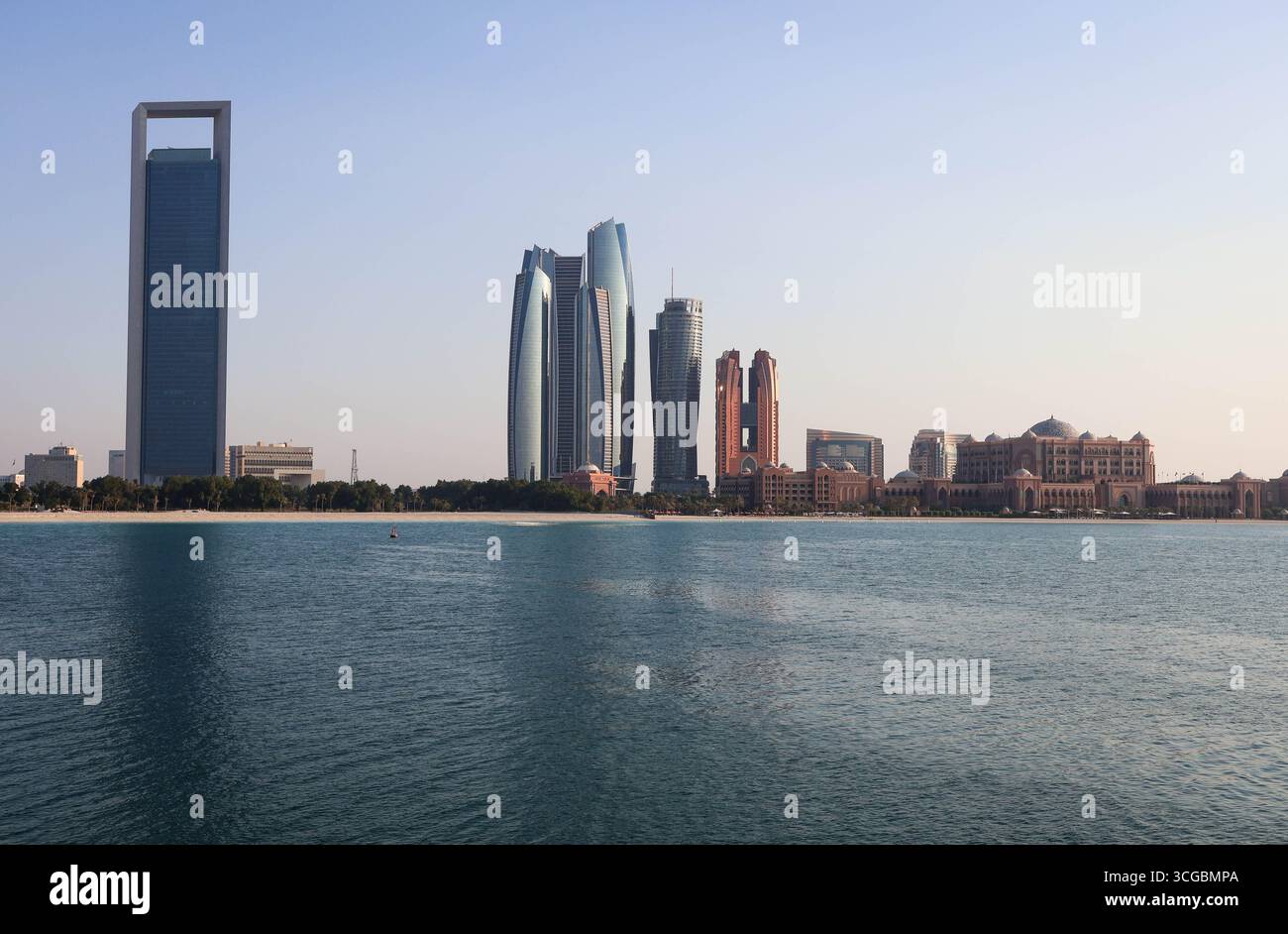 Moderne Skyline von Abu Dhabi mit hohen Türmen, breiten Straßen und Stadtlichtern, die die städtische Schönheit von UAEÕs capitalÕs zum Ausdruck bringen. Stockfoto