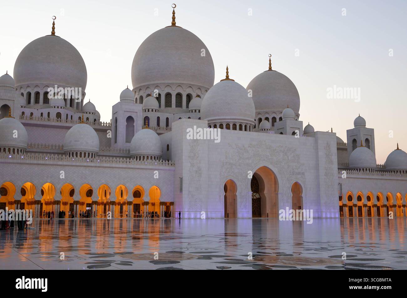 Herrliche Scheich-Zayed-Moschee in Abu Dhabi mit atemberaubendem Interieur, islamischem Design und kultureller Schönheit. Stockfoto