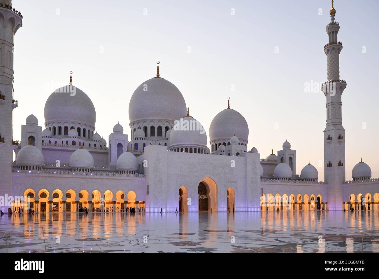 Herrliche Scheich-Zayed-Moschee in Abu Dhabi mit atemberaubendem Interieur, islamischem Design und kultureller Schönheit. Stockfoto