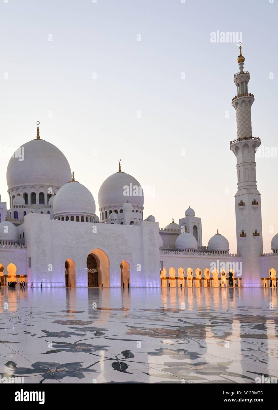 Herrliche Scheich-Zayed-Moschee in Abu Dhabi mit atemberaubendem Interieur, islamischem Design und kultureller Schönheit. Stockfoto