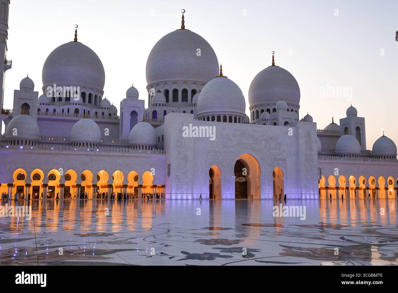 Herrliche Scheich-Zayed-Moschee in Abu Dhabi mit atemberaubendem Interieur, islamischem Design und kultureller Schönheit. Stockfoto