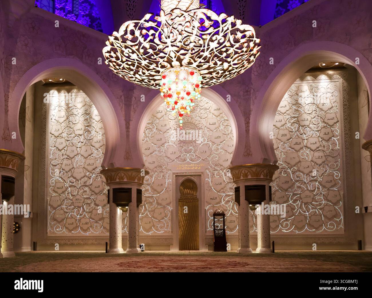 Herrliche Scheich-Zayed-Moschee in Abu Dhabi mit atemberaubendem Interieur, islamischem Design und kultureller Schönheit. Stockfoto