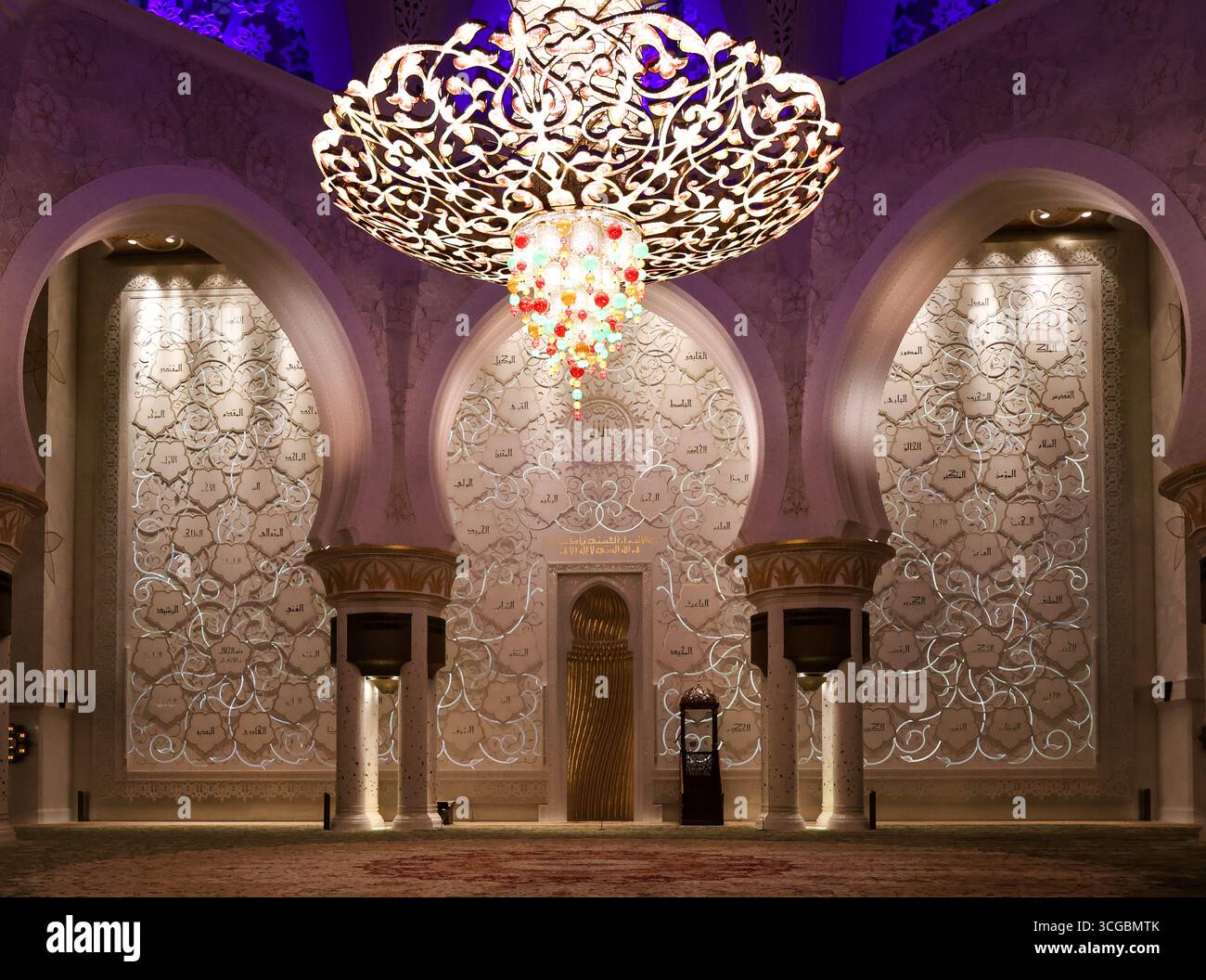 Herrliche Scheich-Zayed-Moschee in Abu Dhabi mit atemberaubendem Interieur, islamischem Design und kultureller Schönheit. Stockfoto