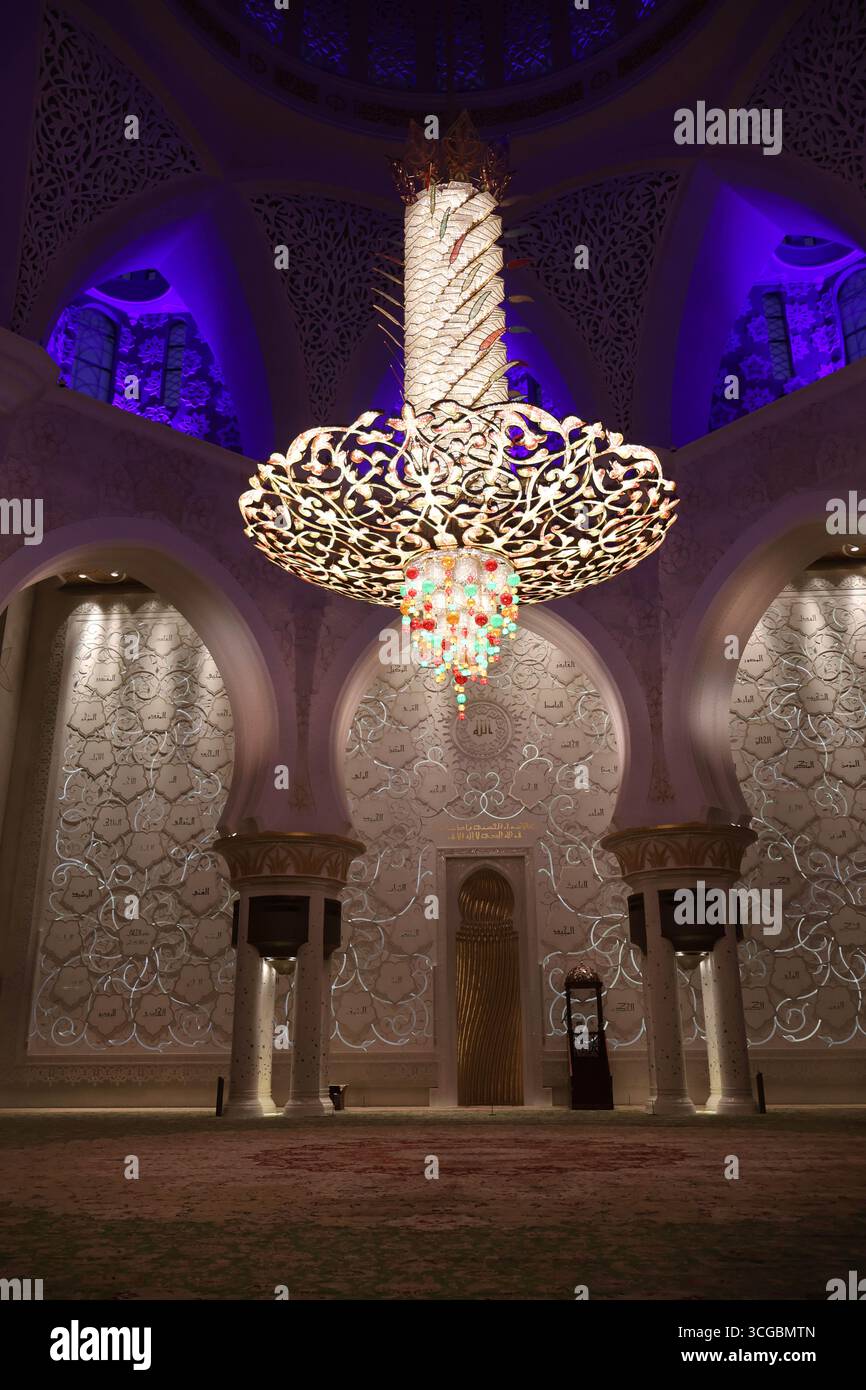 Herrliche Scheich-Zayed-Moschee in Abu Dhabi mit atemberaubendem Interieur, islamischem Design und kultureller Schönheit. Stockfoto