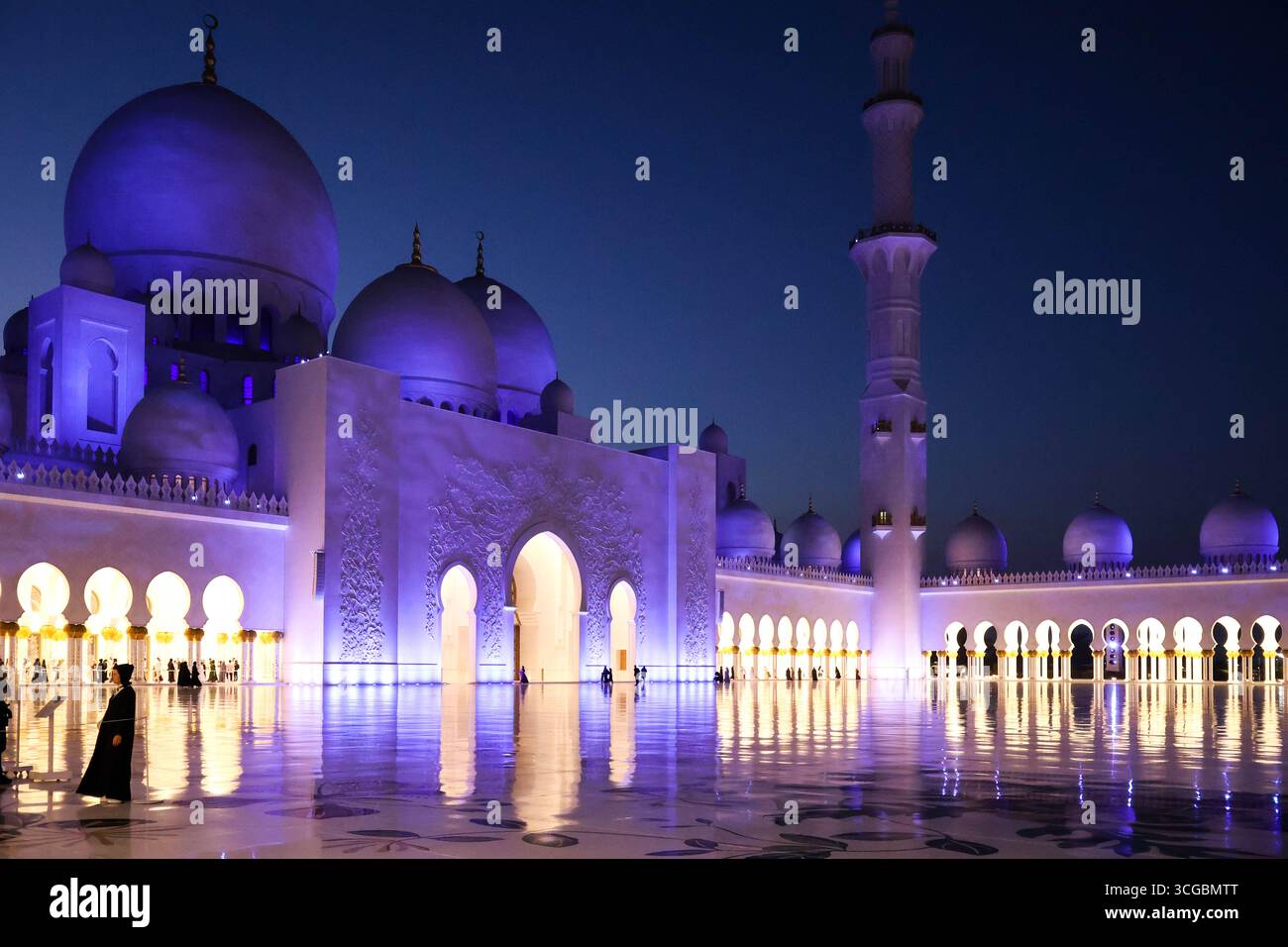 Herrliche Scheich-Zayed-Moschee in Abu Dhabi mit atemberaubendem Interieur, islamischem Design und kultureller Schönheit. Stockfoto