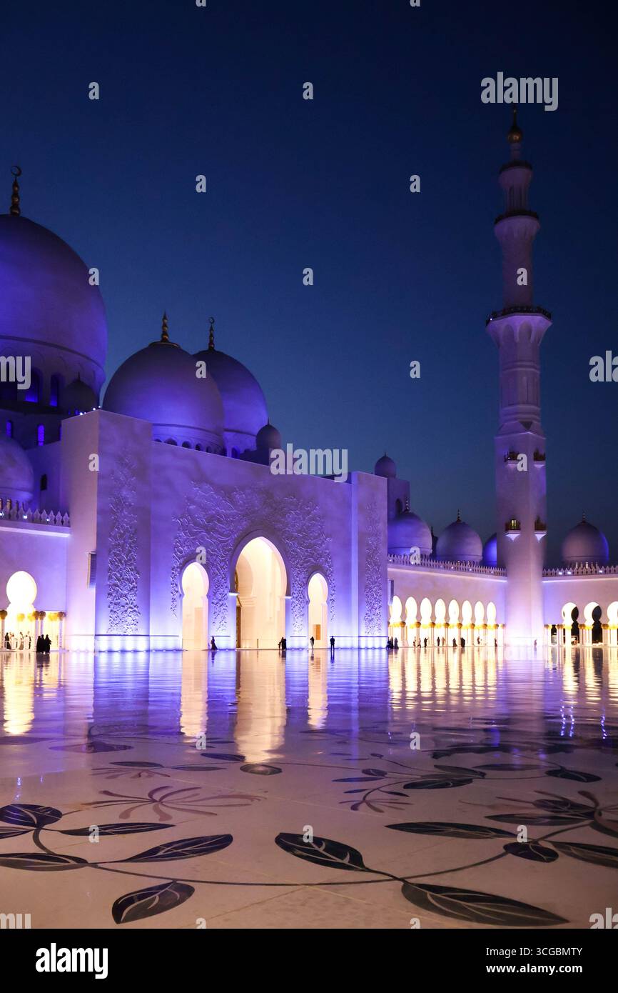 Herrliche Scheich-Zayed-Moschee in Abu Dhabi mit atemberaubendem Interieur, islamischem Design und kultureller Schönheit. Stockfoto