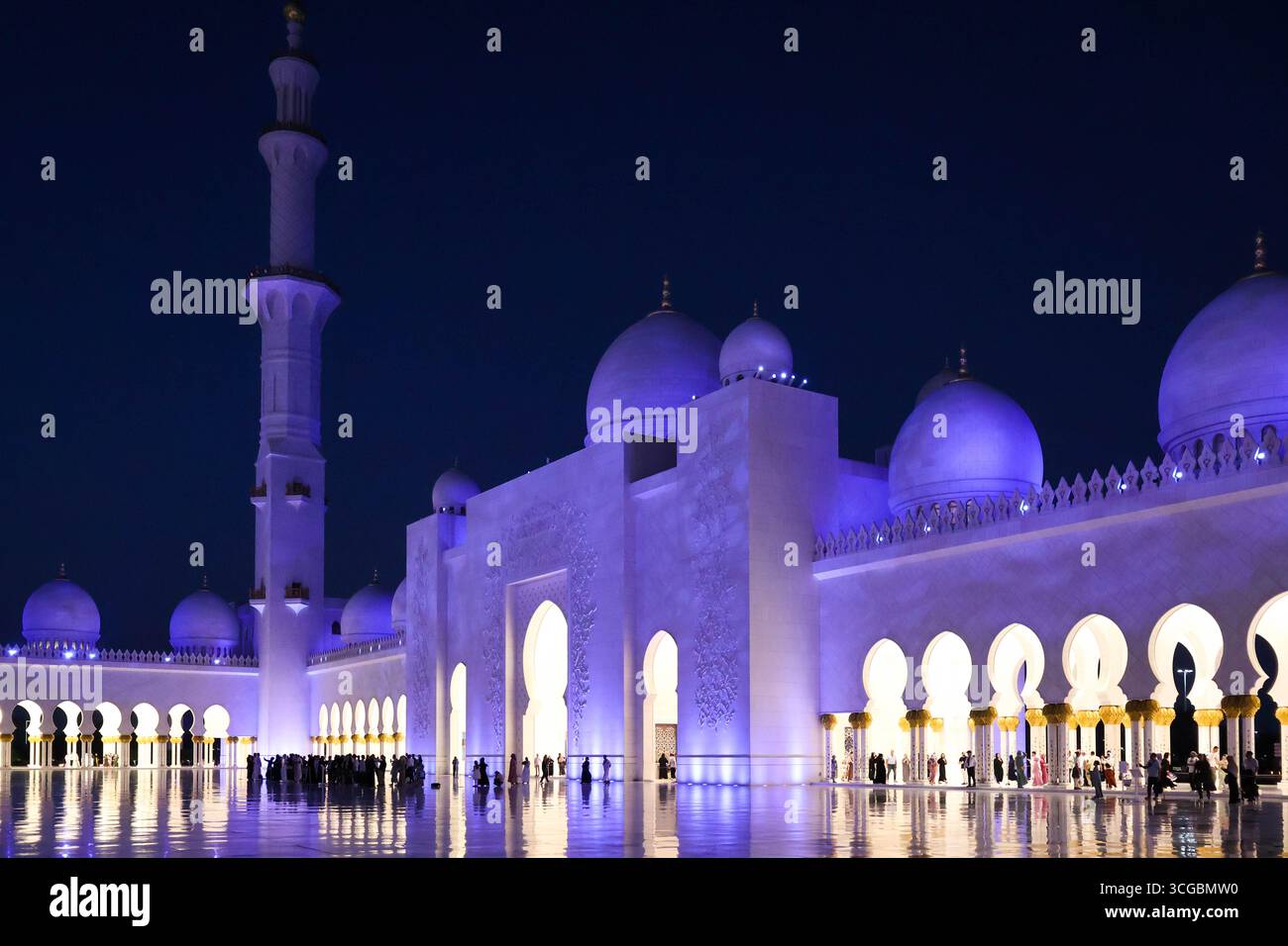 Herrliche Scheich-Zayed-Moschee in Abu Dhabi mit atemberaubendem Interieur, islamischem Design und kultureller Schönheit. Stockfoto