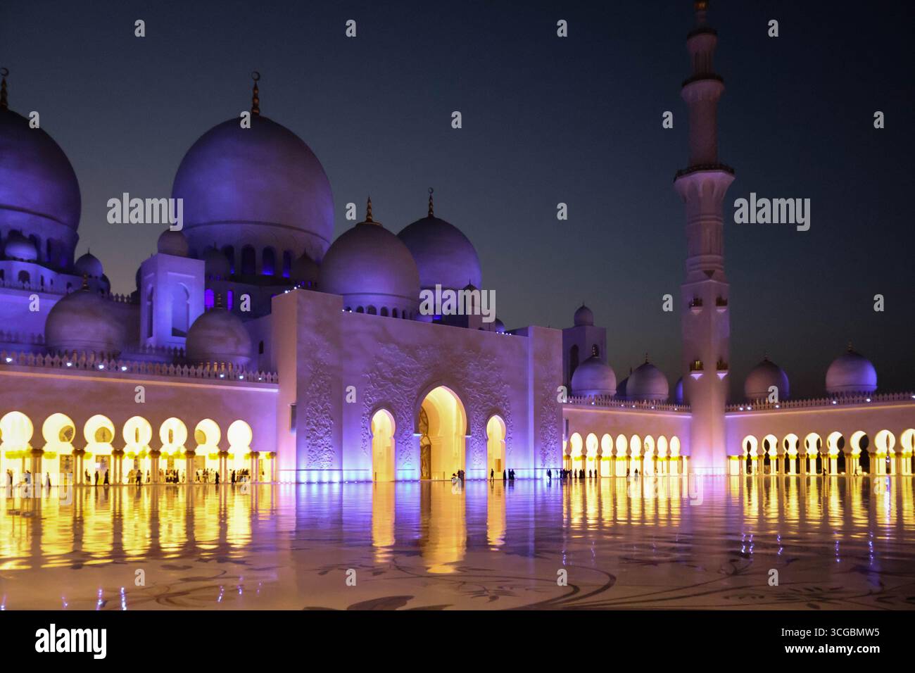 Herrliche Scheich-Zayed-Moschee in Abu Dhabi mit atemberaubendem Interieur, islamischem Design und kultureller Schönheit. Stockfoto