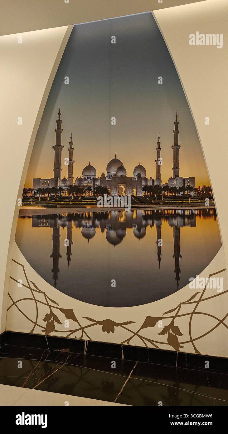 Herrliche Scheich-Zayed-Moschee in Abu Dhabi mit atemberaubendem Interieur, islamischem Design und kultureller Schönheit. Stockfoto