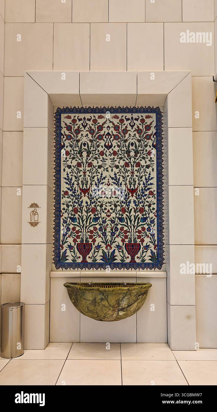 Herrliche Scheich-Zayed-Moschee in Abu Dhabi mit atemberaubendem Interieur, islamischem Design und kultureller Schönheit. Stockfoto