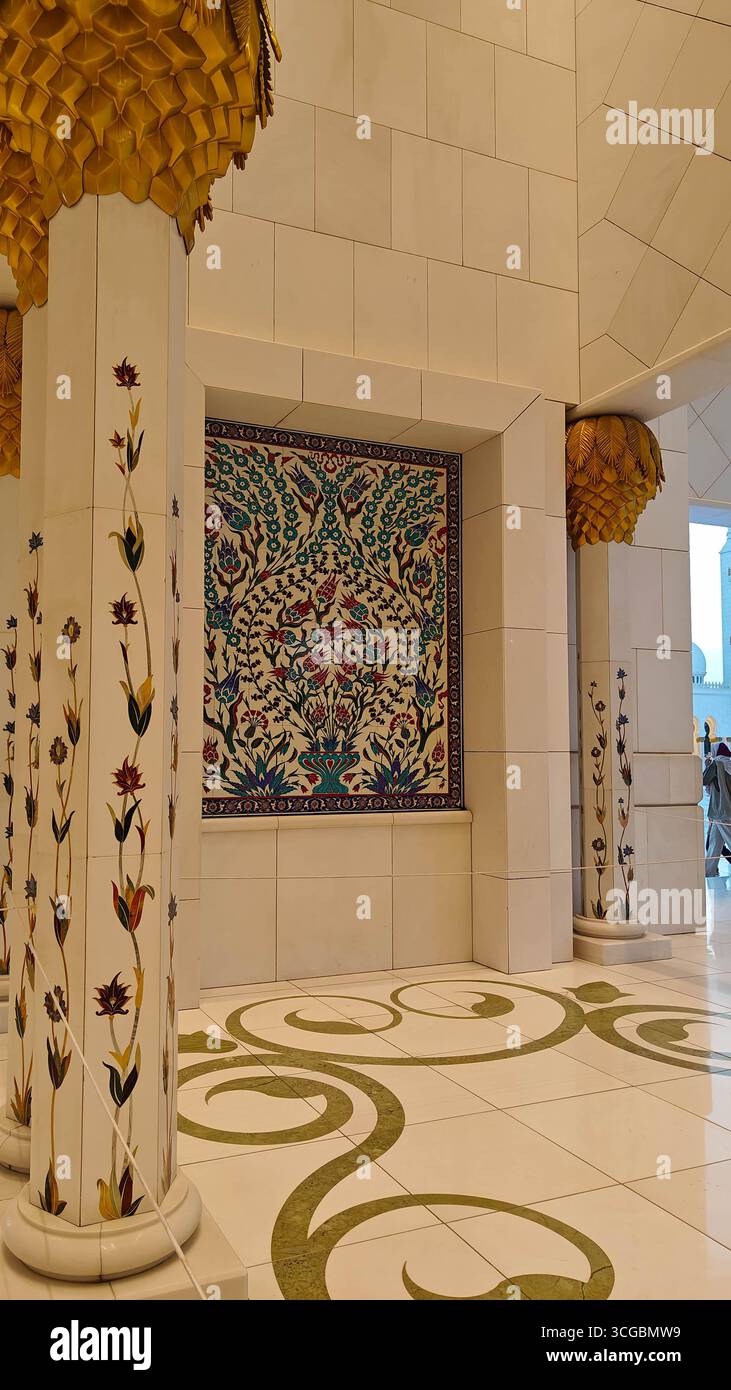 Herrliche Scheich-Zayed-Moschee in Abu Dhabi mit atemberaubendem Interieur, islamischem Design und kultureller Schönheit. Stockfoto