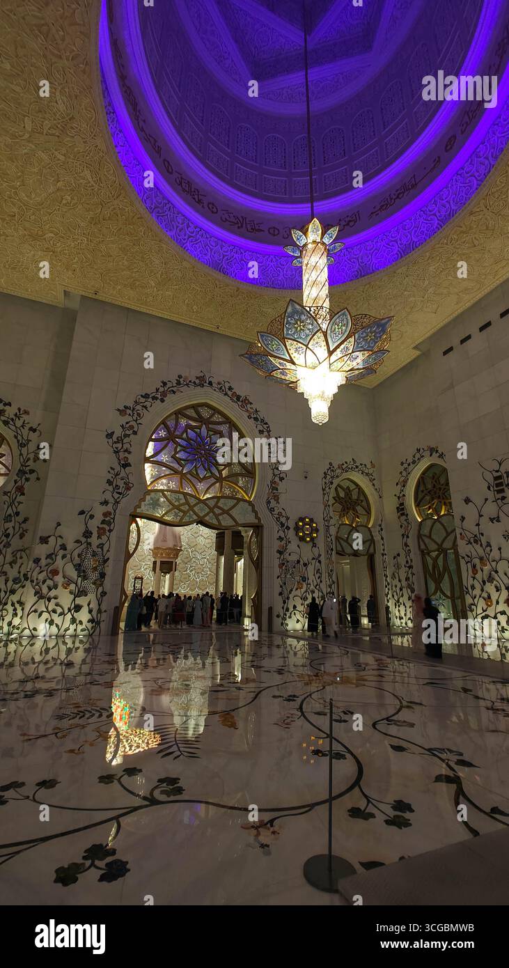 Herrliche Scheich-Zayed-Moschee in Abu Dhabi mit atemberaubendem Interieur, islamischem Design und kultureller Schönheit. Stockfoto