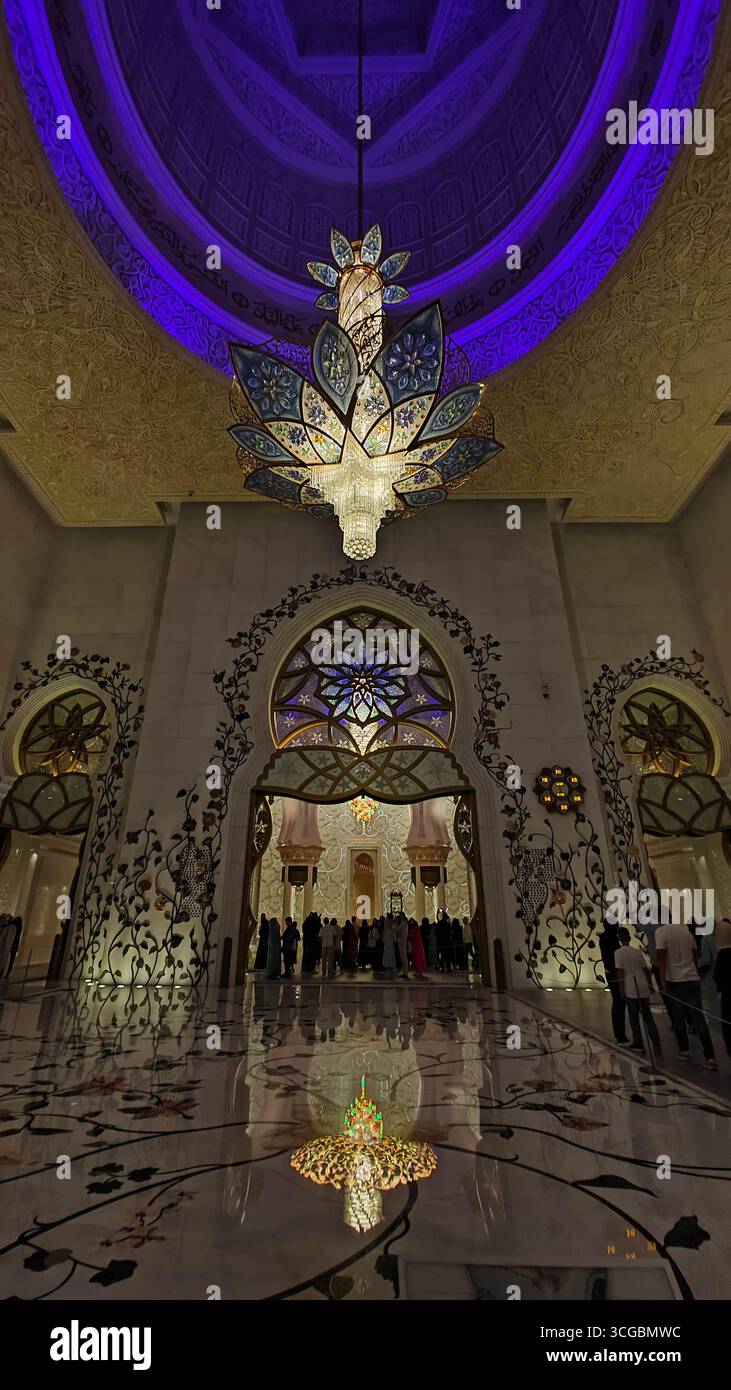 Herrliche Scheich-Zayed-Moschee in Abu Dhabi mit atemberaubendem Interieur, islamischem Design und kultureller Schönheit. Stockfoto
