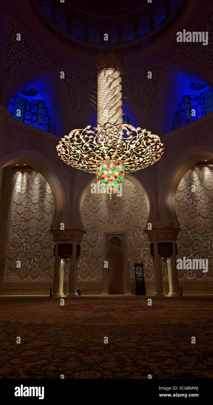 Herrliche Scheich-Zayed-Moschee in Abu Dhabi mit atemberaubendem Interieur, islamischem Design und kultureller Schönheit. Stockfoto