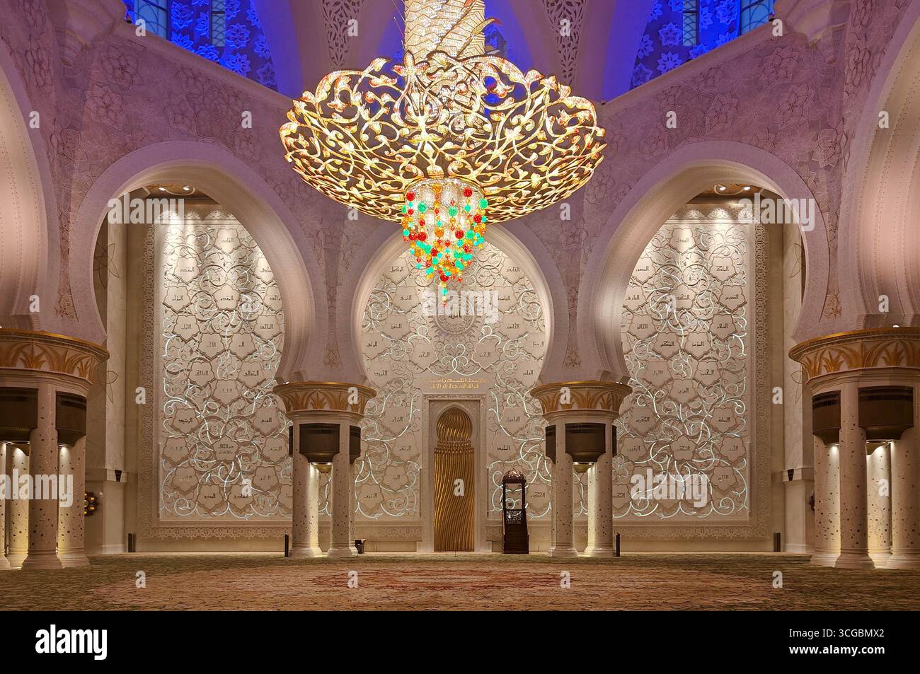 Herrliche Scheich-Zayed-Moschee in Abu Dhabi mit atemberaubendem Interieur, islamischem Design und kultureller Schönheit. Stockfoto