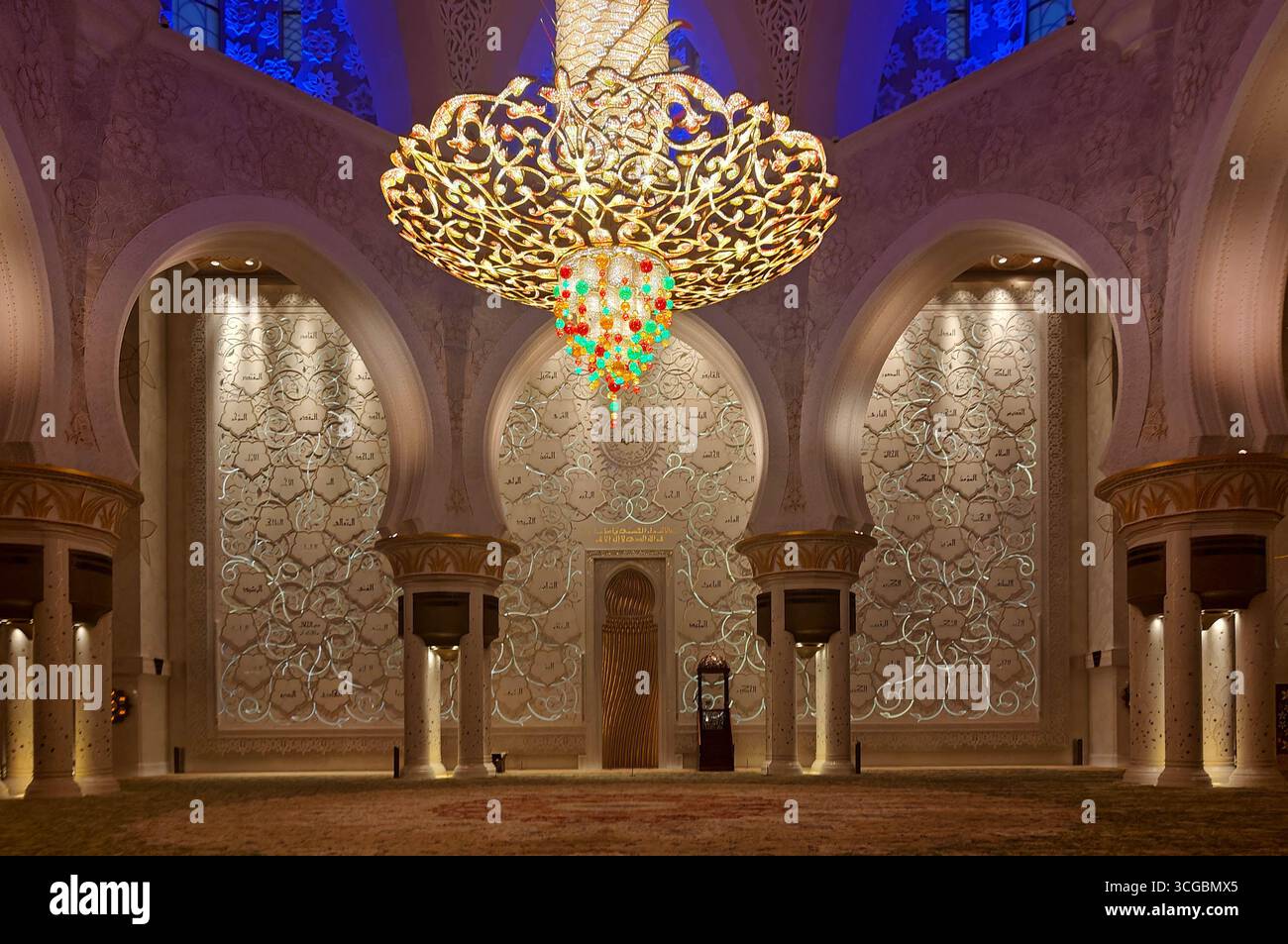 Herrliche Scheich-Zayed-Moschee in Abu Dhabi mit atemberaubendem Interieur, islamischem Design und kultureller Schönheit. Stockfoto