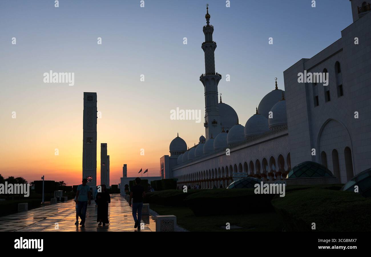 Herrliche Scheich-Zayed-Moschee in Abu Dhabi mit atemberaubendem Interieur, islamischem Design und kultureller Schönheit. Stockfoto