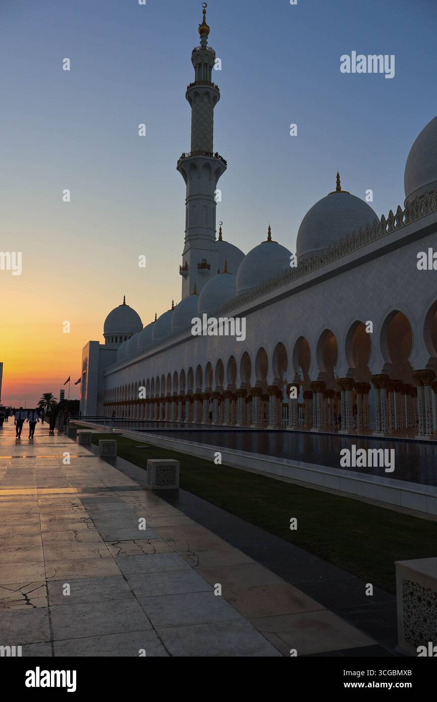 Herrliche Scheich-Zayed-Moschee in Abu Dhabi mit atemberaubendem Interieur, islamischem Design und kultureller Schönheit. Stockfoto