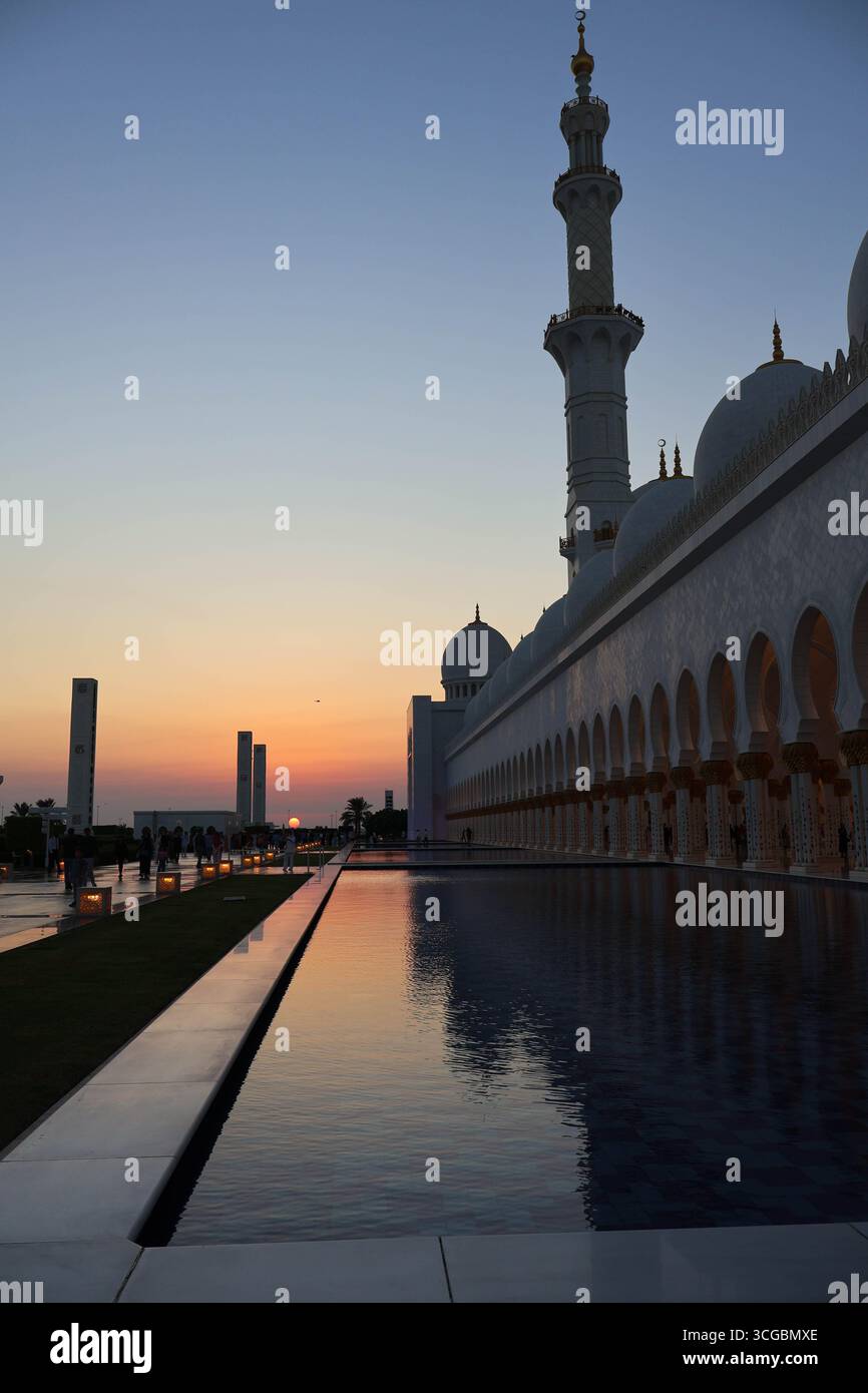 Herrliche Scheich-Zayed-Moschee in Abu Dhabi mit atemberaubendem Interieur, islamischem Design und kultureller Schönheit. Stockfoto