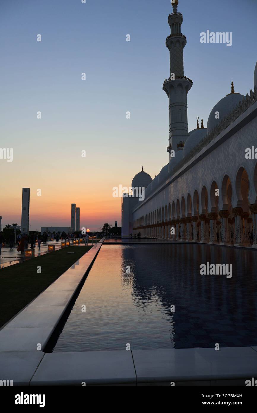 Herrliche Scheich-Zayed-Moschee in Abu Dhabi mit atemberaubendem Interieur, islamischem Design und kultureller Schönheit. Stockfoto