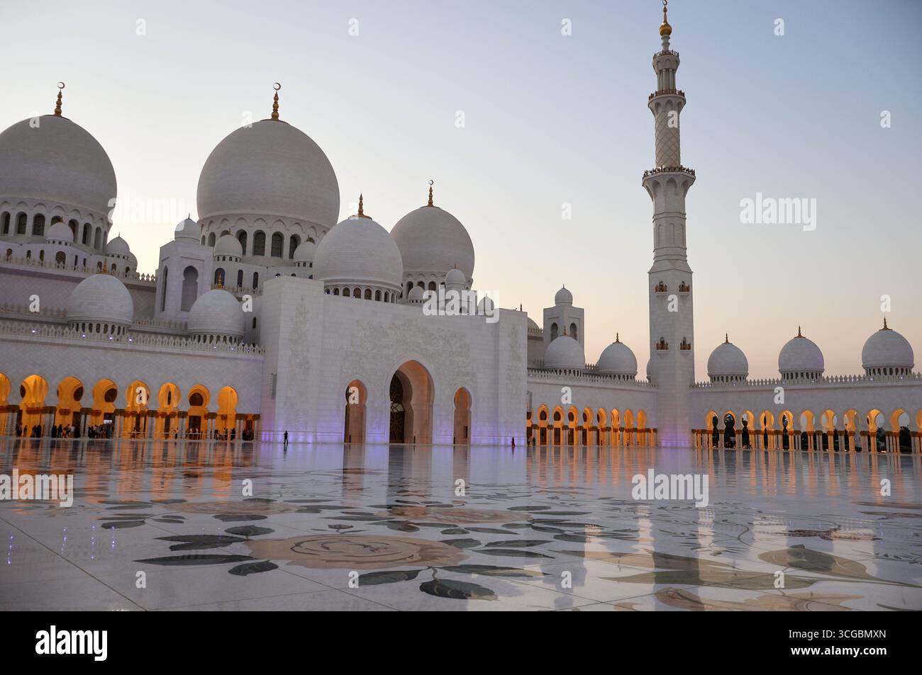 Herrliche Scheich-Zayed-Moschee in Abu Dhabi mit atemberaubendem Interieur, islamischem Design und kultureller Schönheit. Stockfoto
