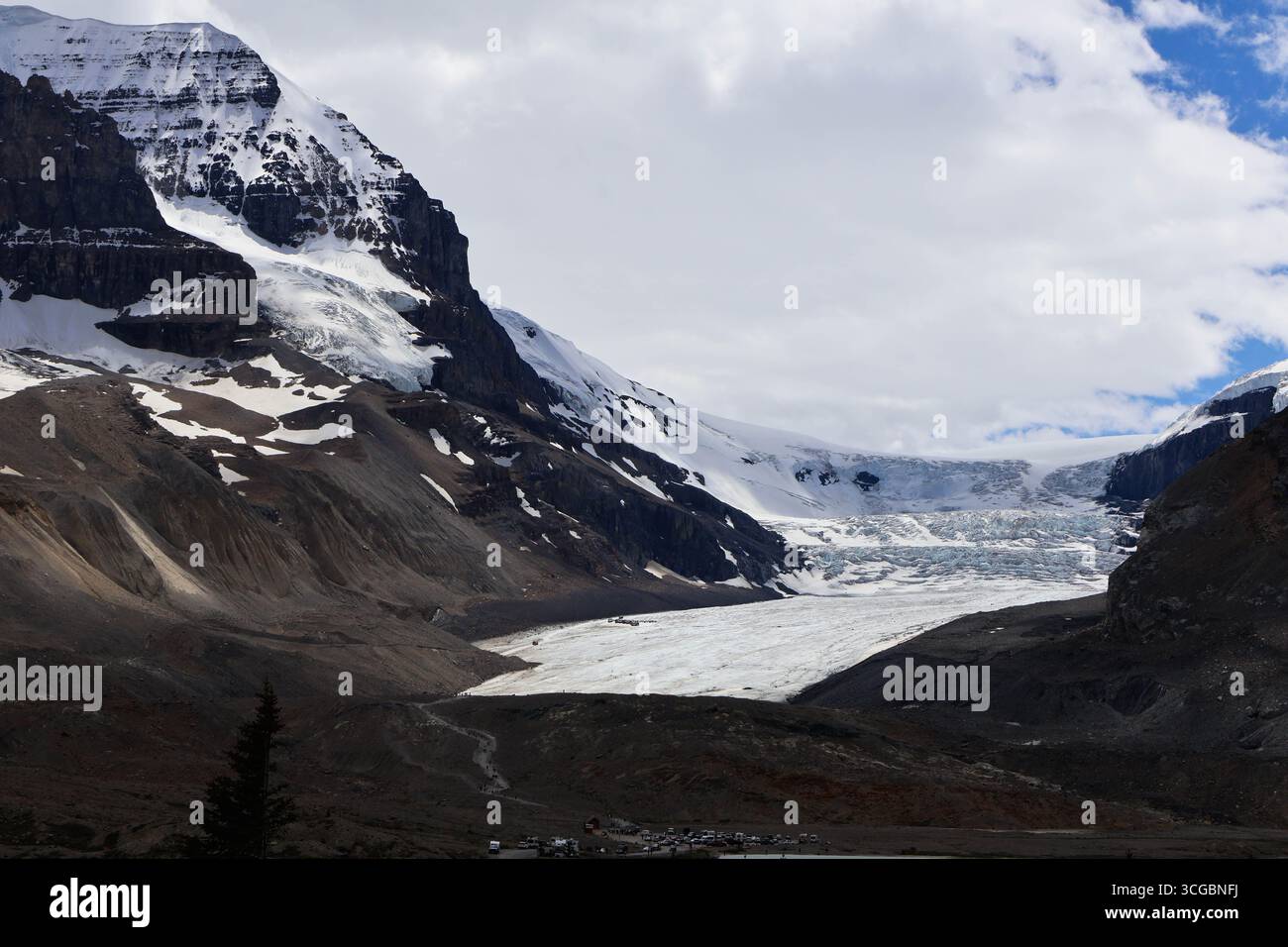 Das majestätische Columbia Icefield und der Athabasca Glacier entlang des Icefields Parkway mit urzeitlichem Eis, zerklüfteten Gipfeln und unberührter Wildnis. Stockfoto