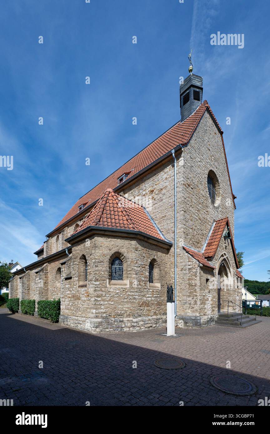Die dreischiffige neogotische Kirche der drei Könige in Bergisch Gladbach Hebborn mit ihrem kleinen zwiebelförmigen Glockenturm an Einem sonnigen Tag mit blauem Himmel Stockfoto