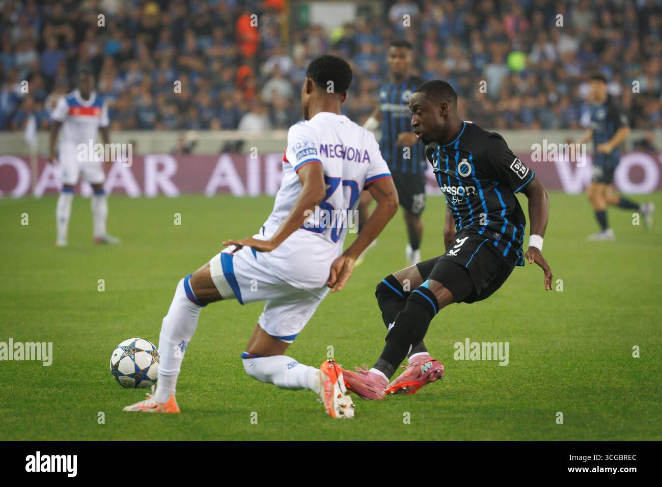 Brügge, Belgien. August 2025. Jayden Meghoma und Carlos Forbs kämpfen um den Ball während eines Fußballspiels zwischen dem belgischen Club Brugge KV und dem schottischen Glasgow Rangers F.C., Mittwoch, den 27. August 2025, in Brügge, dem Rückspiel der Play-offs für das Champions League-Turnier. Der Club gewann das erste Leg mit 1:3. BELGA FOTO KURT DESPLENTER Credit: Belga Nachrichtenagentur/Alamy Live News Stockfoto