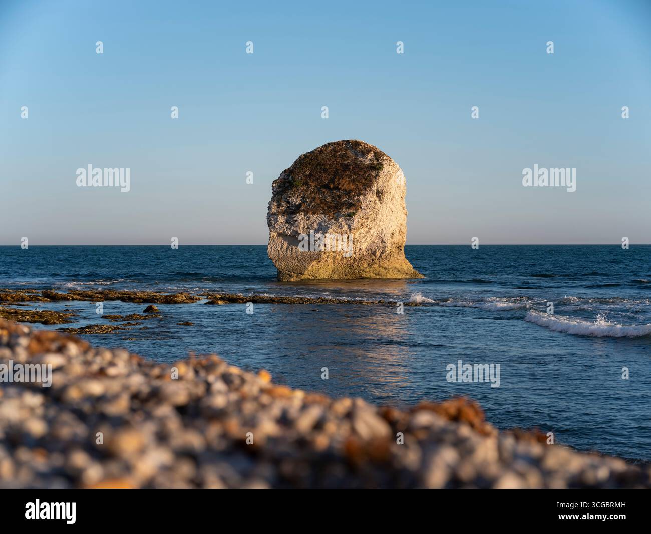 Der Meereshaufen in der Freshwater Bay an der Südwestküste der Isle of Wight Stockfoto