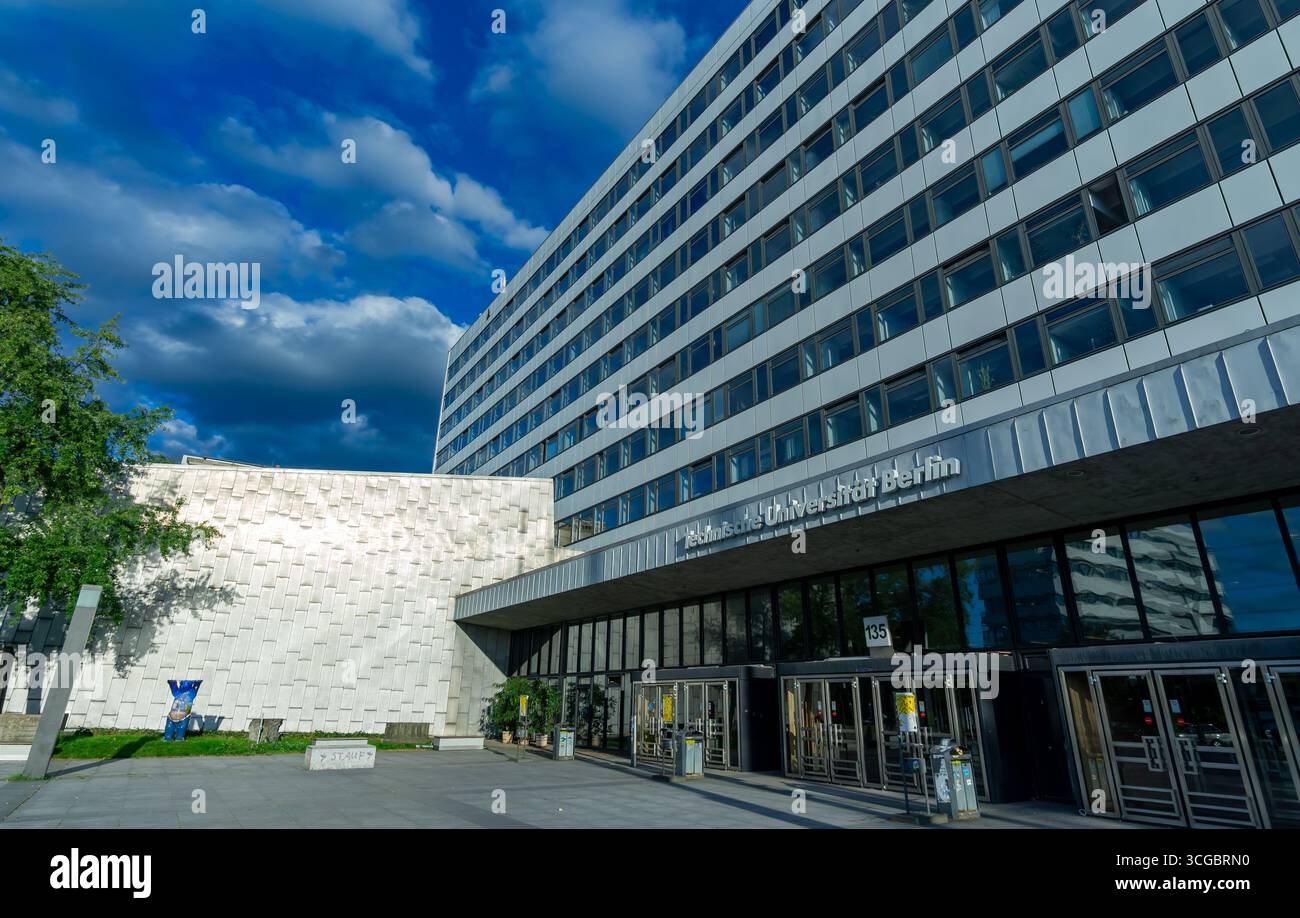 Hauptgebäude der TU Berlin (Technische Universität) mit Sommerhimmel und Wolken in Charlottenburg. Stockfoto
