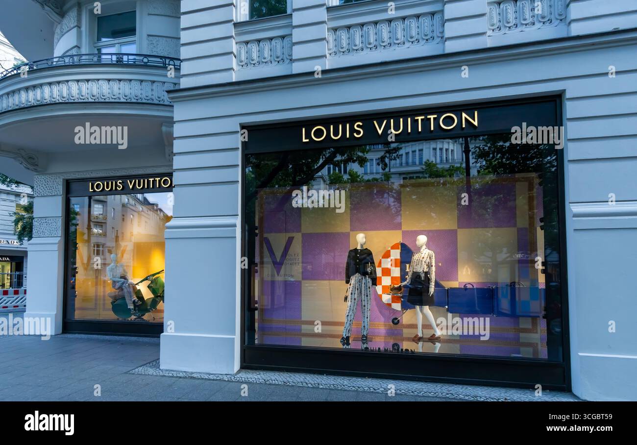Louis Vuitton Boutique am Berliner Kurfürstendamm mit eleganter Fensterfront und Markenglasfassade im gehobenen Einkaufsviertel, Deutschland. Stockfoto