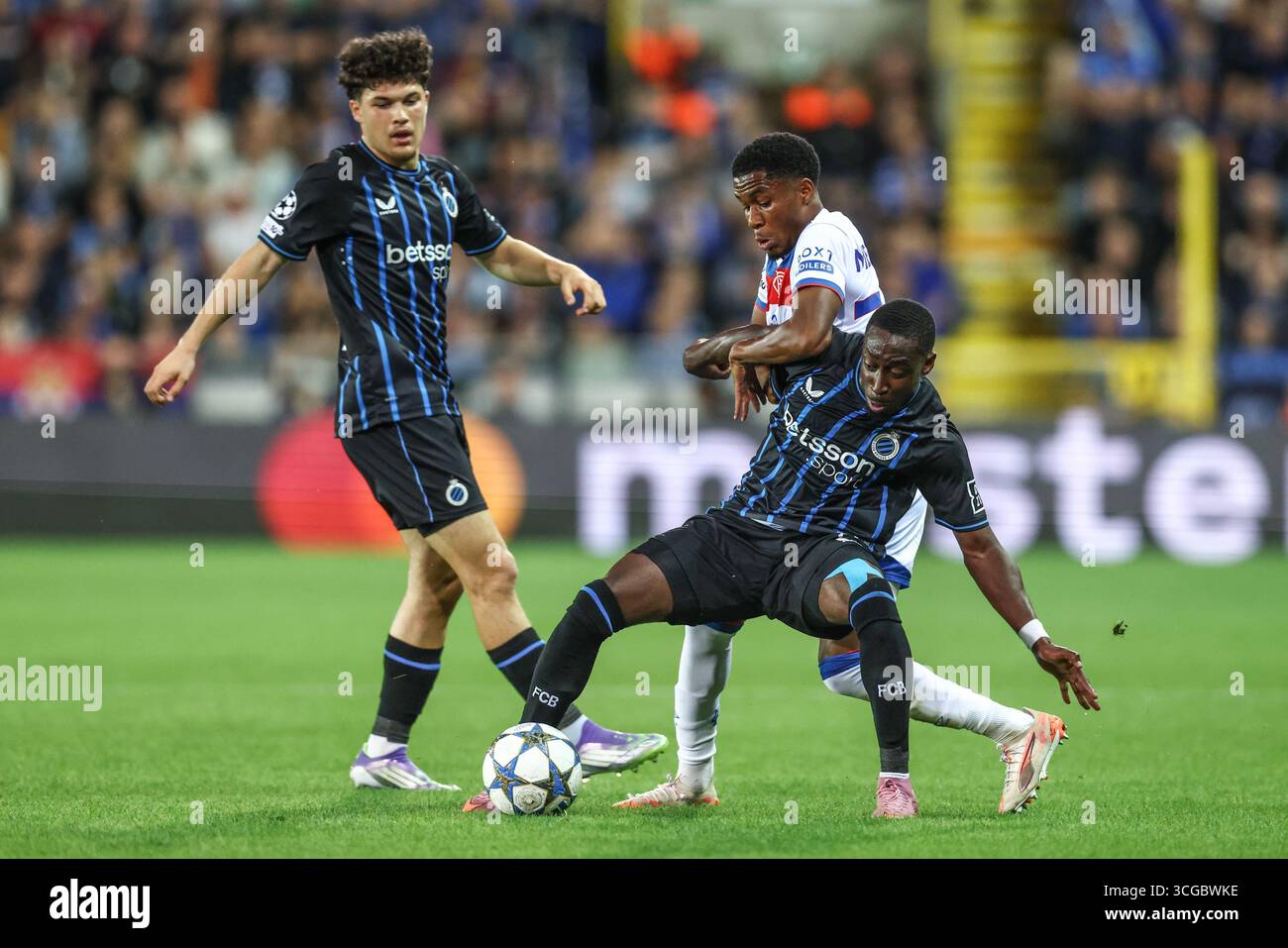 Brügge, Belgien. August 2025. Jayden Meghoma und Carlos Forbs kämpfen um den Ball während eines Fußballspiels zwischen dem belgischen Club Brugge KV und dem schottischen Glasgow Rangers F.C., Mittwoch, den 27. August 2025, in Brügge, dem Rückspiel der Play-offs für das Champions League-Turnier. Der Club gewann das erste Leg mit 1:3. BELGA FOTO BRUNO FAHY Credit: Belga News Agency/Alamy Live News Stockfoto