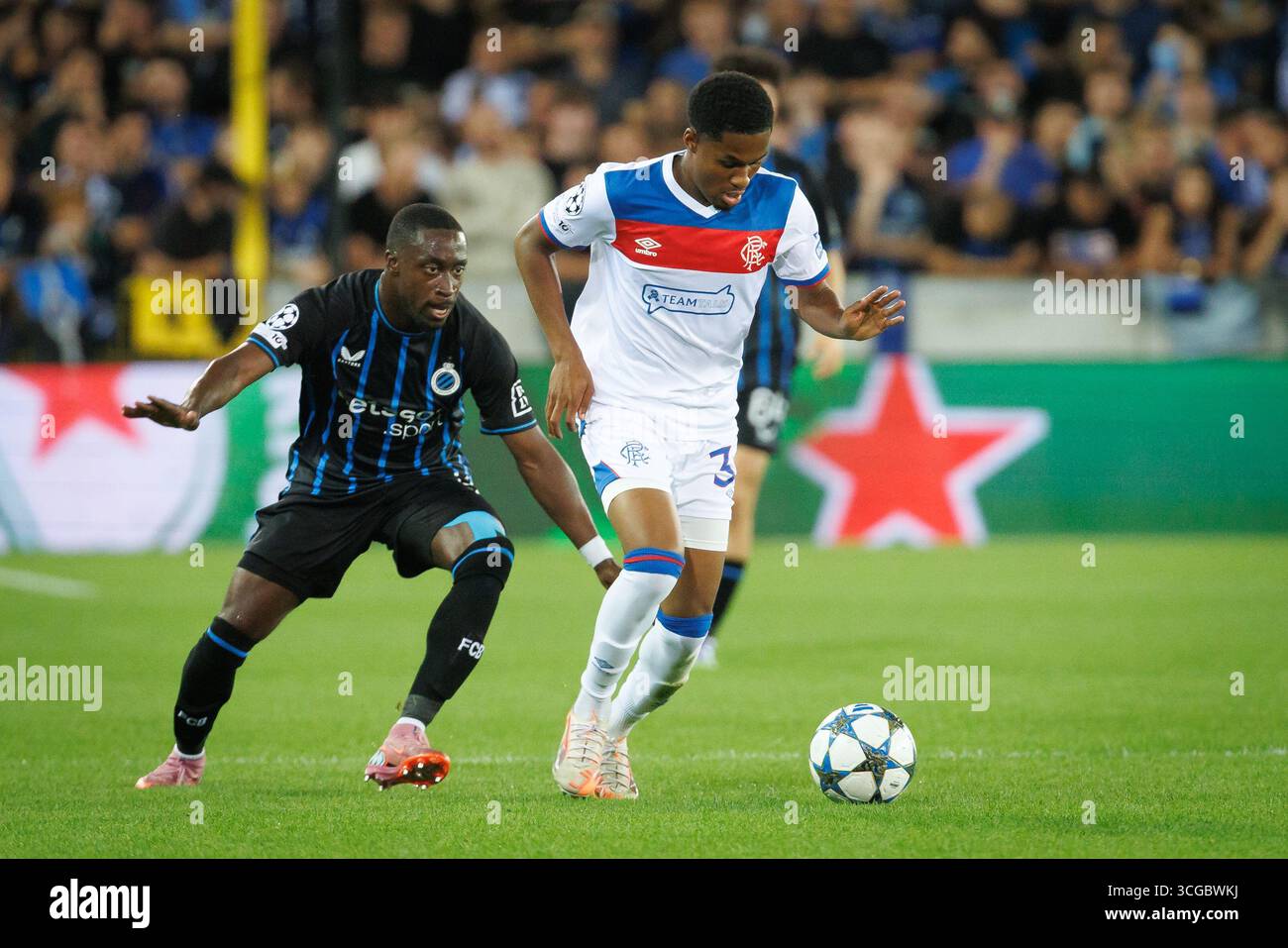 Brügge, Belgien. August 2025. Carlos Forbs und Jayden Meghoma der Rangers kämpfen um den Ball während eines Fußballspiels zwischen dem belgischen Club Brugge KV und dem schottischen Glasgow Rangers F.C. am Mittwoch, den 27. August 2025, in Brügge, dem Rückspiel der Play-offs für das Champions League-Turnier. Der Club gewann das erste Leg mit 1:3. BELGA FOTO KURT DESPLENTER Credit: Belga Nachrichtenagentur/Alamy Live News Stockfoto